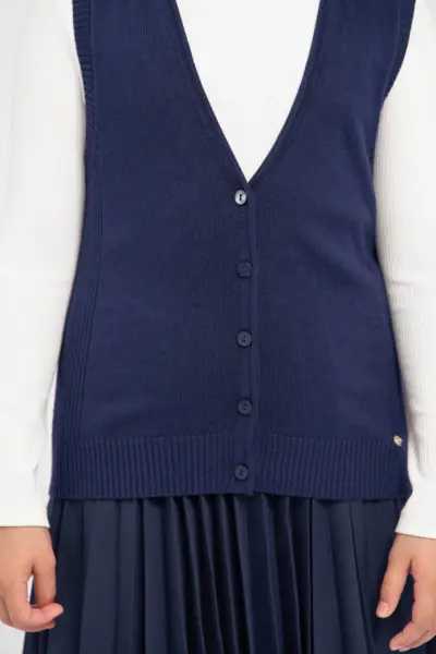 Жилет вязаный на пуговицах — изображение 5