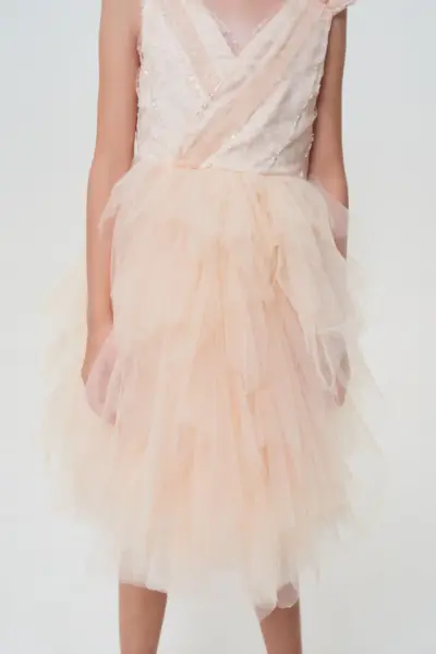 Платье нарядное с многослойной юбкой и драпировкой — изображение 6