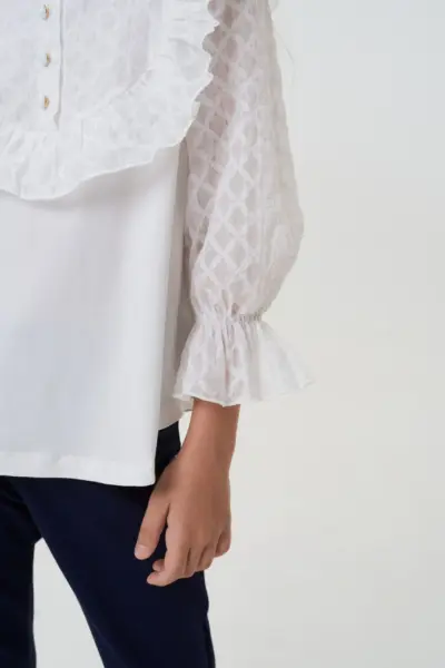 Блузка с кокеткой и рюшами — изображение 6