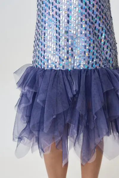 Платье нарядное из пайеток с воланом из сетки — изображение 8