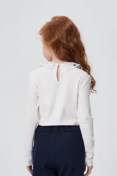 Блузка из трикотажа с кружевным воротником — изображение 4
