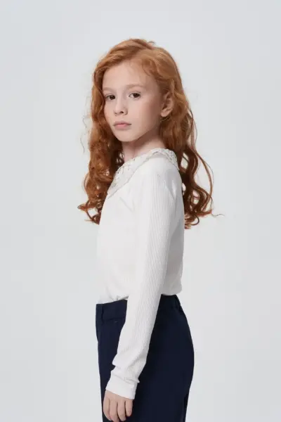 Блузка из трикотажа с кружевным воротником — изображение 3