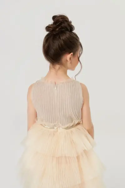 Платье нарядное с кружевом и воланами гофре — изображение 7