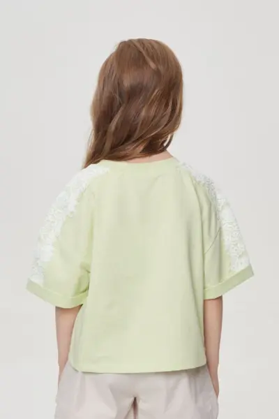 Топ из трикотажа с декором на плечах — изображение 3