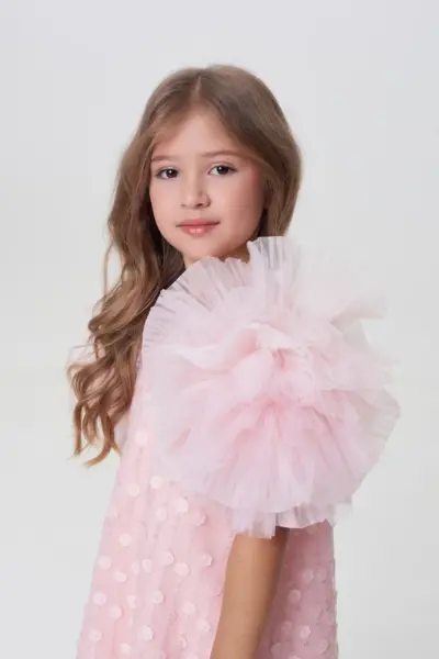 Платье из декоративной сетки с цветами и пайетками, с драпированными рукавами — изображение 6