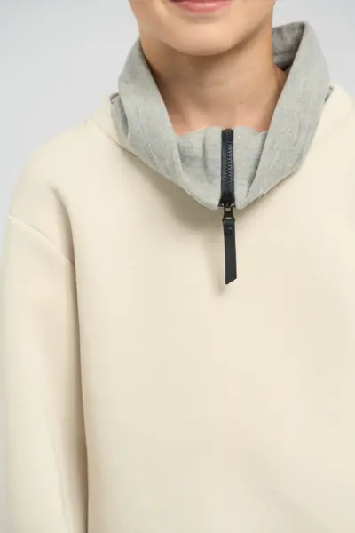 Свитшот с декоративным воротом — изображение 6