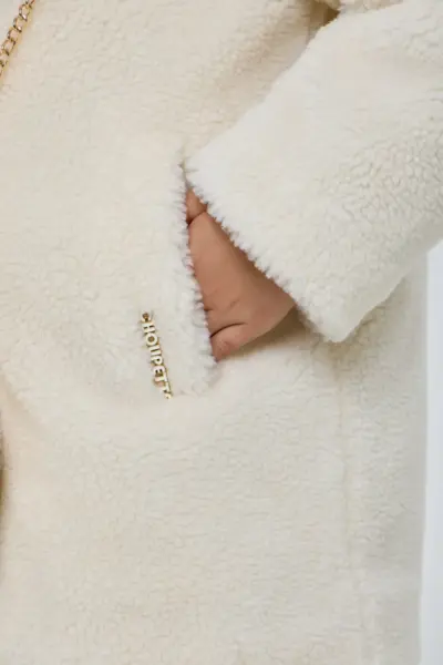 Пальто из искусственного меха с сумочкой, на синтепоне — изображение 11