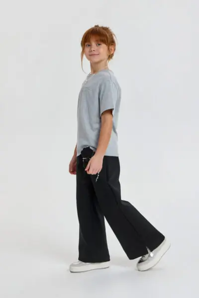 Футболка с цепочкой и декорами — изображение 8