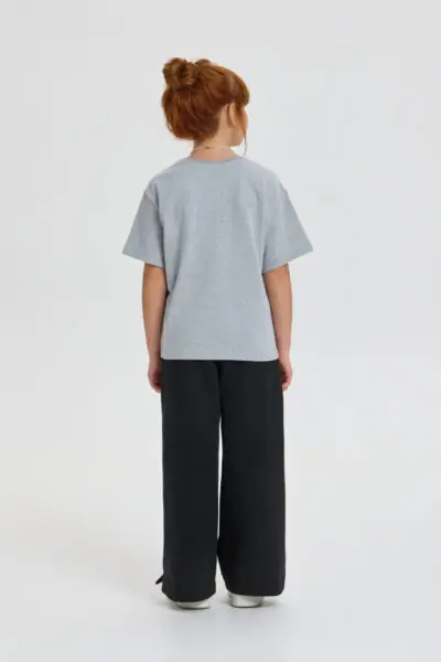 Футболка с цепочкой и декорами — изображение 10