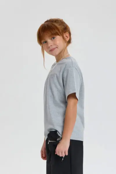 Футболка с цепочкой и декорами — изображение 3