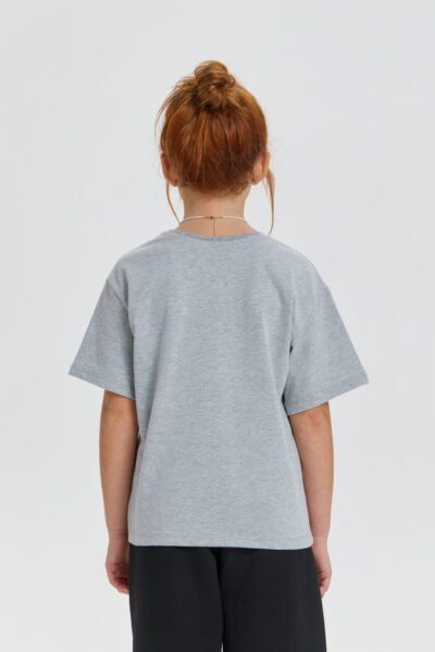 Футболка с цепочкой и декорами — изображение 4