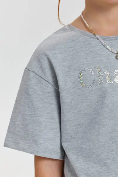 Футболка с цепочкой и декорами — изображение 12