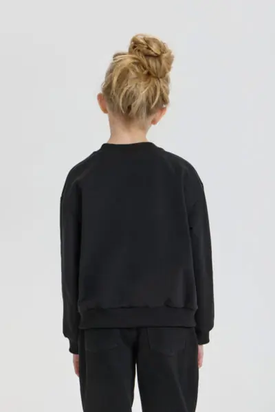 Свитшот с крупной аппликацией — изображение 3