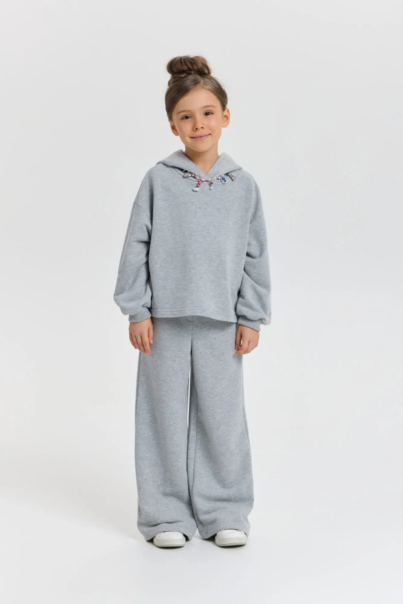 45.1.134 (1) Костюм с декором (толстовка, брюки) — изображение 1