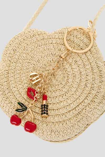 Сумочка плетеная с брелоком — изображение 4