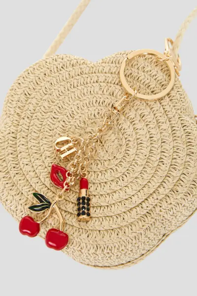 Сумочка плетеная с брелоком — изображение 4