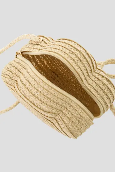 Сумочка плетеная с брелоком — изображение 3