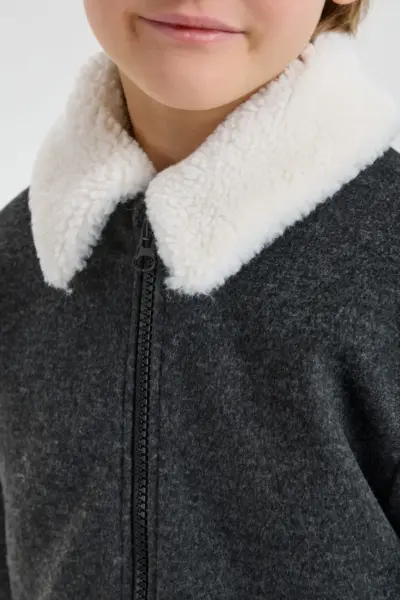 Куртка утепленная с декором и меховым воротником — изображение 9